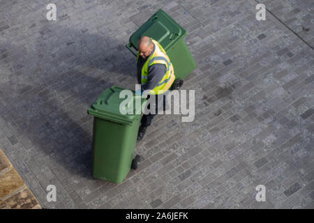 Reiniger sammeln Müll von oben Stockfoto