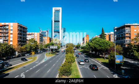 Madrid, Spanien - 26.Oktober 2019: Vier Türme oder Cuatro Torres Financial District in Madrid, Spanien Stockfoto