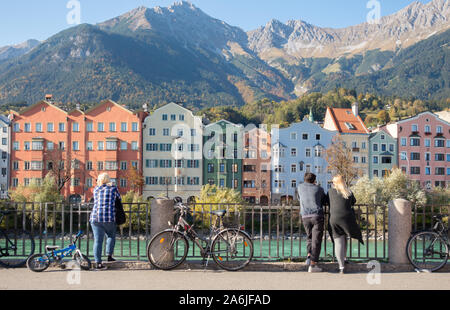 Blick auf die bunten Häuser von Mariahilf im Inn vor der Nordkette, Innsbruck, Tirol, Österreich. Stockfoto