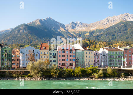 Blick auf die bunten Häuser von Mariahilf im Inn vor der Nordkette, Innsbruck, Tirol, Österreich. Stockfoto