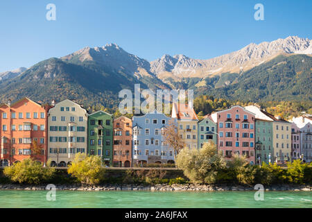 Blick auf die bunten Häuser von Mariahilf im Inn vor der Nordkette, Innsbruck, Tirol, Österreich. Stockfoto