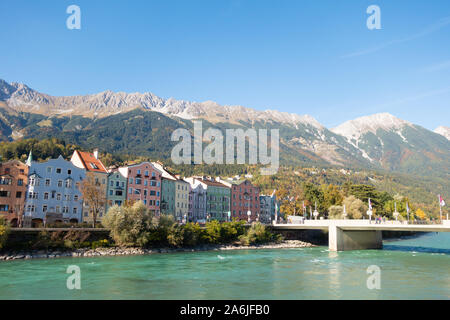 Blick auf die bunten Häuser von Mariahilf im Inn vor der Nordkette, Innsbruck, Tirol, Österreich. Stockfoto