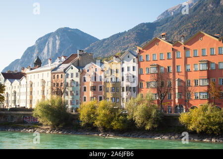 Blick auf die bunten Häuser von Mariahilf im Inn vor der Nordkette, Innsbruck, Tirol, Österreich. Stockfoto