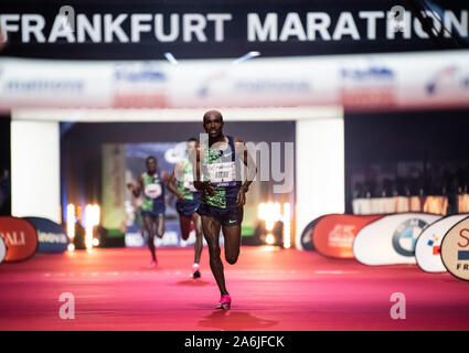 Frankfurt am Main, Deutschland. 27 Okt, 2019. Tefera fikre Bekele aus Äthiopien ist der Erste, der die Ziellinie des Frankfurt Marathon 2019 in der Festhalle zu überqueren. Über 14.000 Läufer an Deutschlands ältester City Marathon in diesem Jahr gestartet. Quelle: dpa Picture alliance/Alamy leben Nachrichten Stockfoto