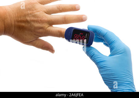 Krankenschwester benutzt Pulsoximeter Blood Oxygen Level des Patienten zu messen. Stockfoto