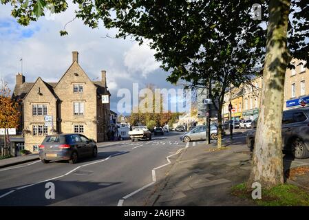 Die Hohe Straße in Chipping Norton an einem sonnigen, herbstlichen Tag West Oxfordshire Cotswold Hills England Großbritannien Stockfoto