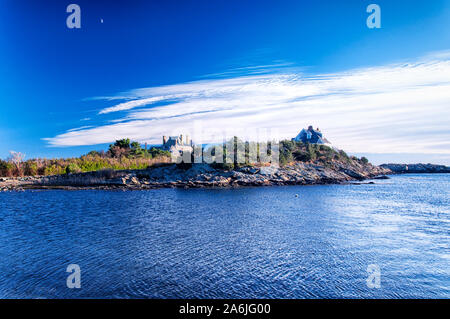 Große Häuser entlang der Küste von Newport Rhode Island auf einem sonnigen blauen Himmel Herbst Tag. Stockfoto