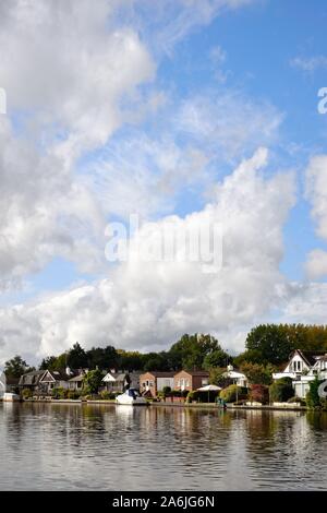 Waterside private Häuser am Flussufer in Sunbury on Thames gegen einen dramatischen Wolkenbildung, Surrey, England, Großbritannien Stockfoto