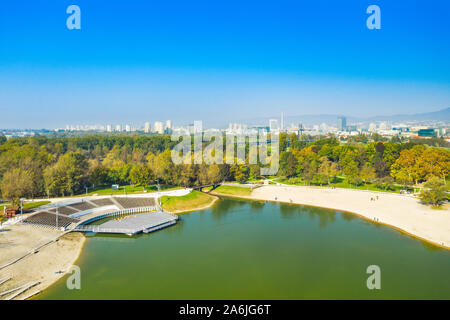 Schönen See Bundek im Park im Herbst in Zagreb, Kroatien, Luftaufnahme von drohne Stockfoto