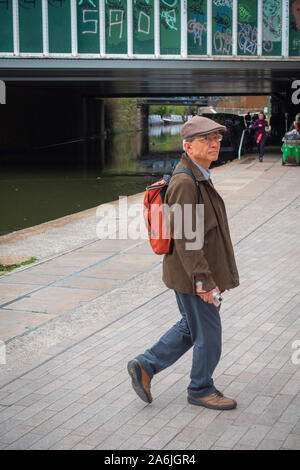 Ältere Menschen asiatischer Mann Wandern in London Stockfoto