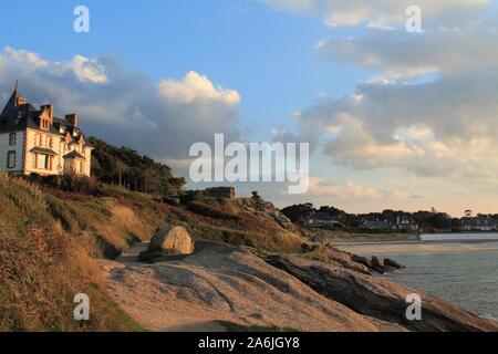 Sonnenuntergang auf Tregastel auf rosa Granit Küste in Cotes d'Armor, Bretagne, Frankreich Stockfoto