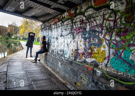 Fotografin fotografiert ein Modell im Grachtenkanal In der Nähe von Covent Garden Stockfoto