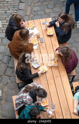 Vögel Auge Ansicht von Menschen Essen an einem Tisch Stockfoto