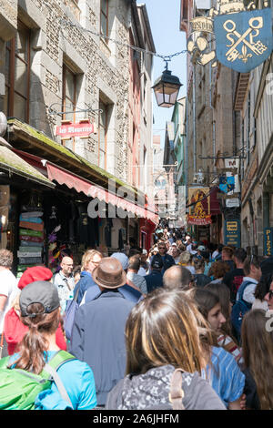 Le Mont Saint-Michel, der Manche/Frankreich - 18. August 2019: Busverkehr für Touristen, die in der berühmten Mont Saint-Michel in Frankreich Stockfoto