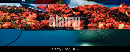 Ein Grill voller Kebabs in der Nacht Markt Stockfoto