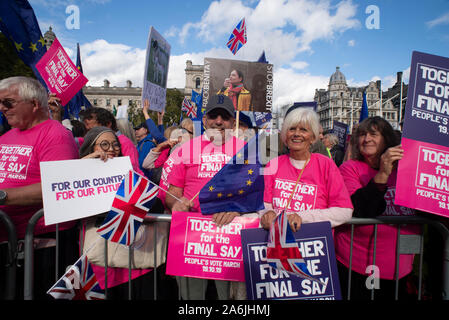 London, Großbritannien - 19 Oktober 2019 - Massen vor der Bühne am Parliament Square im März und Rally" zu unterstützen, den Menschen eine letzte "auf Brexit. Dies wurde von den Völkern Abstimmung Kampagne eine Volksabstimmung über die endgültige Brexit mit einer Option in der EU zu bleiben, um organisiert. Beginnend in der Park Lane, im März endete in Parliament Square, wo es wurden Vorträge von führenden Aktivisten. Mehr Infos: www.Völker - Stimme.de und www.letusbeheard. uk-Kreditkarten Bruce Tanner Stockfoto