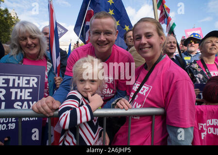 London, Großbritannien - 19 Oktober 2019 - Massen vor der Bühne am Parliament Square im März und Rally" zu unterstützen, den Menschen eine letzte "auf Brexit. Dies wurde von den Völkern Abstimmung Kampagne eine Volksabstimmung über die endgültige Brexit mit einer Option in der EU zu bleiben, um organisiert. Beginnend in der Park Lane, im März endete in Parliament Square, wo es wurden Vorträge von führenden Aktivisten. Mehr Infos: www.Völker - Stimme.de und www.letusbeheard. uk-Kreditkarten Bruce Tanner Stockfoto