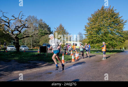 Nottingham, UK. 27 Okt, 2019. Läufer in der Worksop Halloween Halbmarathon, die auch "die schöne" genannt, weil ein Teil der Marathon durch schöne Einstellung der Clumber Park genießt eine sonnige und helle Herbst Bedingungen nach mehreren Tagen des nassen und regnerischen Wetter geht. Credit: Alan Keith Beastall/Alamy leben Nachrichten Stockfoto