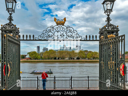 LONDON Old Royal Naval College GREENWICH MIT BLICK AUF CANARY WHARF DURCH DAS NAVAL COLLEGE WASSERTOR Stockfoto