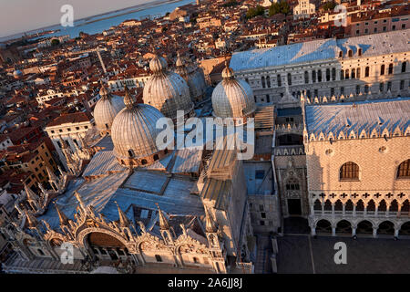 Saint Mark's Basilika Blick vom Campanile di San Marco Venedig Italien Stockfoto