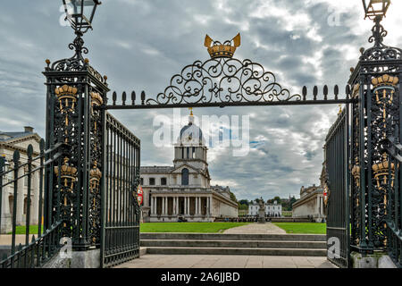 LONDON Old Royal Naval College GREENWICH das WASSERTOR MIT ABZEICHEN DES ROYAL HOSPITAL IN ROT WEISS UND GOLD Stockfoto