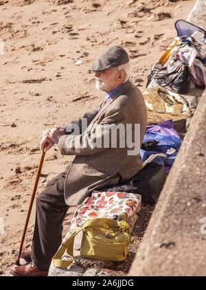 Sidmouth, Großbritannien. 27 Okt, 2019. Die Menschen genießen den Sonnenschein auf Sidmouth Strand nach mehreren Tagen Regen in Devon. Credit: Foto Central/Alamy leben Nachrichten Stockfoto