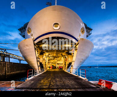 Auf der Fähre Pont Aven der Brittany Ferries in Roscoff, Frankreich, ist Platz für die größten Lastwagen Stockfoto