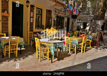 Kleine Städte Marathokambos, Platanos, Voutliotes und Koumaiika auf der griechischen Ägäis Insel Samos. Stockfoto