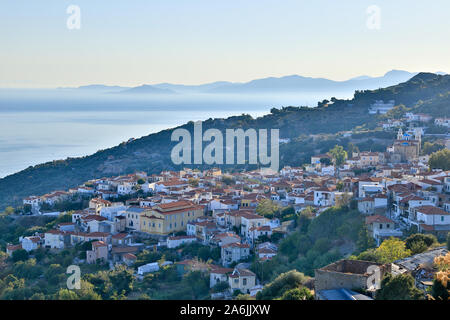 Kleine Städte Marathokambos, Platanos, Voutliotes und Koumaiika auf der griechischen Ägäis Insel Samos. Stockfoto