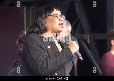 London, Großbritannien - 19 Oktober 2019 - Diane Abbott bei der Völker Abstimmung Rallye, Parliament Square. Hunderte Tausende von Leuten aus ganz Großbritannien trat der März und Rally" zu unterstützen, den Menschen eine letzte "auf Brexit. Organisiert von der Völker Abstimmung Kampagne eine Volksabstimmung über die endgültige Brexit mit einer Option in der EU zu bleiben. Beginnend in der Park Lane, im März endete in Parliament Square, wo es wurden Vorträge von führenden Aktivisten. Mehr Infos: www.Völker - Stimme.de und www.letusbeheard. uk-Kreditkarten Bruce Tanner Stockfoto