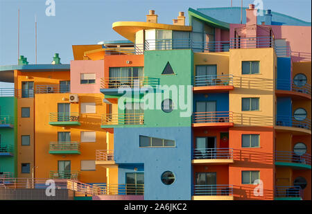 Schöne bunte Häuser an der Marina in Albufeira an der Algarve in Portugal Stockfoto