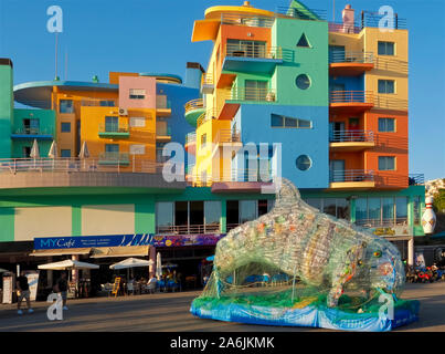 Schöne bunte Häuser an der Marina in Albufeira an der Algarve in Portugal Stockfoto