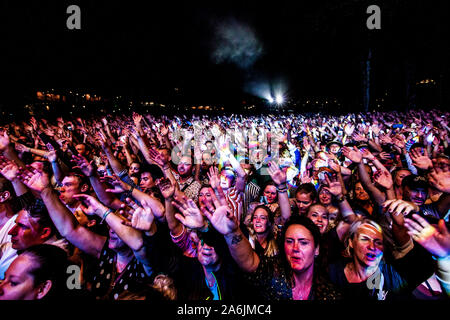 Skanderborg, Dänemark. 07. August 2019. Fans von Robbie Williams live Konzert mit der beliebten der englische Sänger besuchen während der dänischen Musik Festival 2019 SmukFest in Skanderborg. (Foto: Gonzales Foto - Lasse Lagoni). Stockfoto