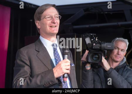 London, Großbritannien - 19 Oktober 2019 - Dominic Grieve MP an die Völker Abstimmung Rallye, Parliament Square. Hunderte Tausende von Leuten aus ganz Großbritannien trat der März und Rally" zu unterstützen, den Menschen eine letzte "auf Brexit. Organisiert von der Völker Abstimmung Kampagne eine Volksabstimmung über die endgültige Brexit mit einer Option in der EU zu bleiben. Beginnend in der Park Lane, im März endete in Parliament Square, wo es wurden Vorträge von führenden Aktivisten. Mehr Infos: www.Völker - Stimme.de und www.letusbeheard. uk-Kreditkarten Bruce Tanner Stockfoto