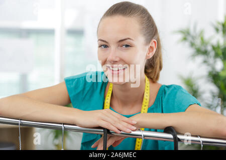 Frau Schneider arbeitet an neuer Kleidung Stockfoto