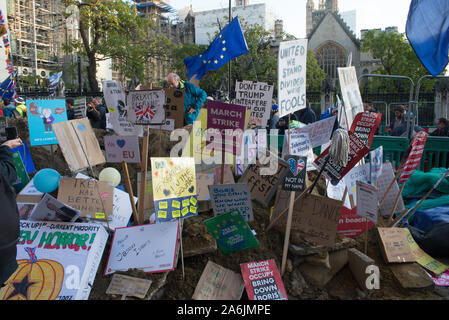 London, Großbritannien - 19 Oktober 2019 - Schilder und Plakate in den Trümmern des Parlaments (Westminster Bridge) Wenn Hunderttausende Menschen aus ganz Großbritannien ein Marsch und die Kundgebung zur Unterstützung der "den Menschen eine letzte "auf Brexit verbunden. Dies wurde von den Völkern Abstimmung Kampagne eine Volksabstimmung über die endgültige Brexit mit einer Option in der EU zu bleiben, um organisiert. Beginnend in der Park Lane, im März endete in Parliament Square, wo es wurden Vorträge von führenden Aktivisten. Mehr Infos: www.Völker - Stimme.de und www.letusbeheard. uk-Kreditkarten Bruce Tanner Stockfoto