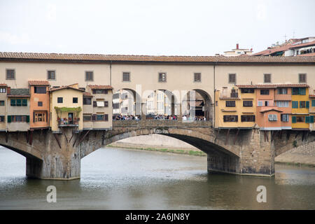 Ponte Vecchio (Alte Brücke) mit Corridoio Vasariano (Vasari Korridor) im historischen Zentrum von Firenze aufgeführt sind Weltkulturerbe der UNESCO. Firenze, Toskana, Stockfoto