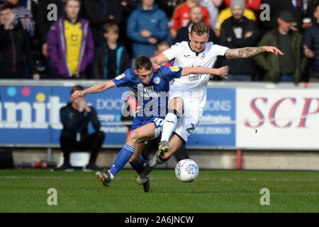 Swansea, Großbritannien. 27. Oktober 2019. Gavin Whyte von Cardiff City und Ben Wilmot während der Sky Bet Championship Match zwischen Swansea City und Cardiff City in der Liberty Stadium, Swansea am Sonntag, den 27. Oktober 2019. (Credit: Jeff Thomas | MI Nachrichten) das Fotografieren dürfen nur für Zeitung und/oder Zeitschrift redaktionelle Zwecke verwendet werden, eine Lizenz für die gewerbliche Nutzung Kreditkarte erforderlich: MI Nachrichten & Sport/Alamy leben Nachrichten Stockfoto