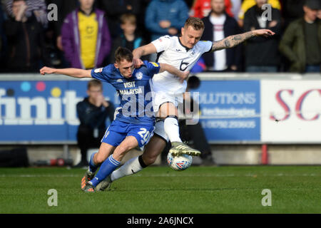 Swansea, Großbritannien. 27. Oktober 2019. Gavin Whyte von Cardiff City und Ben Wilmot während der Sky Bet Championship Match zwischen Swansea City und Cardiff City in der Liberty Stadium, Swansea am Sonntag, den 27. Oktober 2019. (Credit: Jeff Thomas | MI Nachrichten) das Fotografieren dürfen nur für Zeitung und/oder Zeitschrift redaktionelle Zwecke verwendet werden, eine Lizenz für die gewerbliche Nutzung Kreditkarte erforderlich: MI Nachrichten & Sport/Alamy leben Nachrichten Stockfoto