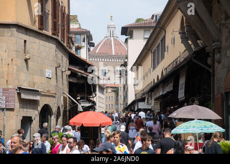 Ponte Vecchio (Alte Brücke) mit Corridoio Vasariano (Vasari Korridor) im historischen Zentrum von Firenze aufgeführt sind Weltkulturerbe der UNESCO. Firenze, Toskana, Stockfoto
