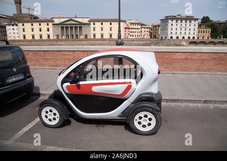 Renault Twizy im historischen Zentrum von Firenze aufgeführt sind Weltkulturerbe der UNESCO. Florenz, Toskana, Italien. 23. August 2019 © wojciech Strozyk/Alamy Stock Stockfoto