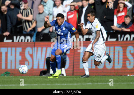 Swansea, Großbritannien. 27. Oktober 2019. Nathaniel Mendez-Laing und Kyle Naughton während der Sky Bet Championship Match zwischen Swansea City und Cardiff City in der Liberty Stadium, Swansea am Sonntag, den 27. Oktober 2019. (Credit: Jeff Thomas | MI Nachrichten) das Fotografieren dürfen nur für Zeitung und/oder Zeitschrift redaktionelle Zwecke verwendet werden, eine Lizenz für die gewerbliche Nutzung Kreditkarte erforderlich: MI Nachrichten & Sport/Alamy leben Nachrichten Stockfoto