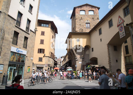 Mittelalterliche Torre dei Mannelli Mannelli (Turm) und Corridoio Vasariano (Vasari Korridor) im historischen Zentrum von Firenze aufgeführt sind Weltkulturerbe der UNESCO. Stockfoto