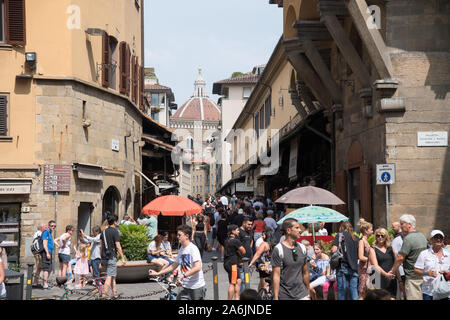 Ponte Vecchio (Alte Brücke) mit Corridoio Vasariano (Vasari Korridor) im historischen Zentrum von Firenze aufgeführt sind Weltkulturerbe der UNESCO. Firenze, Toskana, Stockfoto