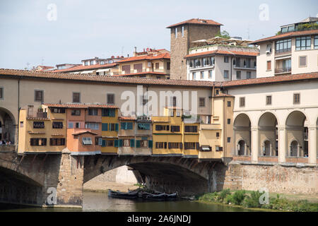 Ponte Vecchio (Alte Brücke) mit Corridoio Vasariano (Vasari Korridor) im historischen Zentrum von Firenze aufgeführt sind Weltkulturerbe der UNESCO. Firenze, Toskana, Stockfoto