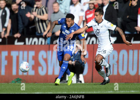 Swansea, Großbritannien. 27. Oktober 2019. Nathaniel Mendez-Laing und Kyle Naughton während der Sky Bet Championship Match zwischen Swansea City und Cardiff City in der Liberty Stadium, Swansea am Sonntag, den 27. Oktober 2019. (Credit: Jeff Thomas | MI Nachrichten) das Fotografieren dürfen nur für Zeitung und/oder Zeitschrift redaktionelle Zwecke verwendet werden, eine Lizenz für die gewerbliche Nutzung Kreditkarte erforderlich: MI Nachrichten & Sport/Alamy leben Nachrichten Stockfoto