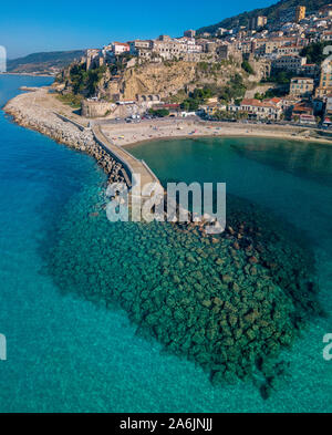Luftaufnahme des Pizzo Calabro, Pier, Burg, Kalabrien, Italien Tourismus. Blick von der kleinen Stadt Pizzo Calabro am Meer. Häuser auf dem Felsen. Stockfoto