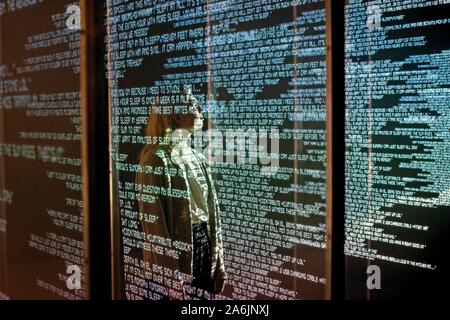 Ein Mitarbeiter sieht eine dreidimensionale Projektion' Wach" durch Tekja, 2019, die mit Daten aus der ganzen Welt, die schlaflosigkeit Titel, während die Presse Vorschau auf den Winter Kunstausstellung im Somerset House, The Strand, London, berechtigt, 24/7: ein Weckruf für unsere Non-Stop-Welt. Die Ausstellung zeigt eine Reihe von Immersive arbeitet, von einem globalen Angebot an Künstlern, unsere Unfähigkeit, aus rund um die Uhr Kultur zu untersuchen. Stockfoto