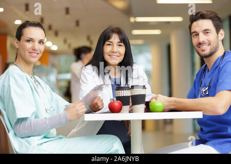 Arzt Team mit Apple und Kaffee Stockfoto