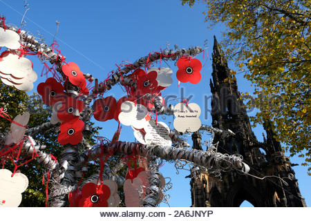 Edinburgh, Schottland, Großbritannien. 27th. Oktober 2019. Poppy Scotland Appeal, Mohn hängt am Baum der Ehre im Garten der Erinnerung in Princes Street Gardens zur Vorbereitung auf den Gedenktag. Walter Scott Denkmal sichtbar. Kredit: Craig Brown/Alamy Live Nachrichten Stockfoto